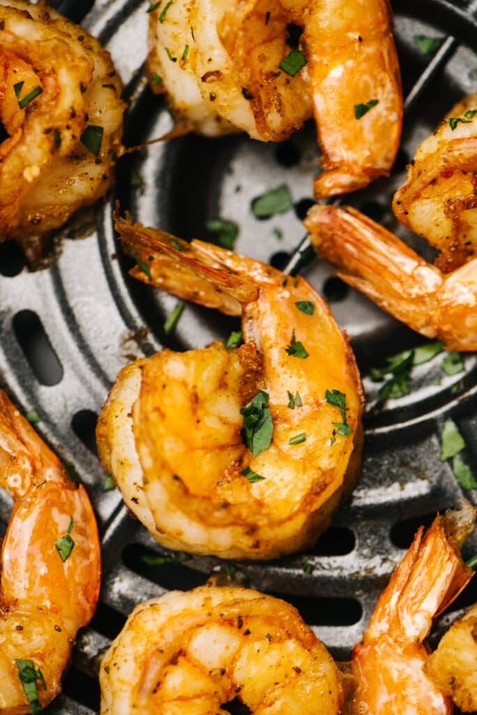 Closeup of golden spicy air fried shrimp and parsley | Aux Fourneaux Recette de crevettes à l’Air Fryer croustillantes, et rapides