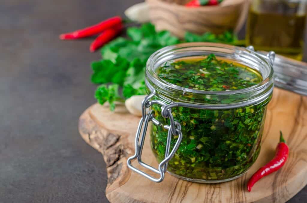 Traditional argentinian chimichurri sauce made of parsley cilan | Aux Fourneaux La vraie sauce chimichurri traditionnelle