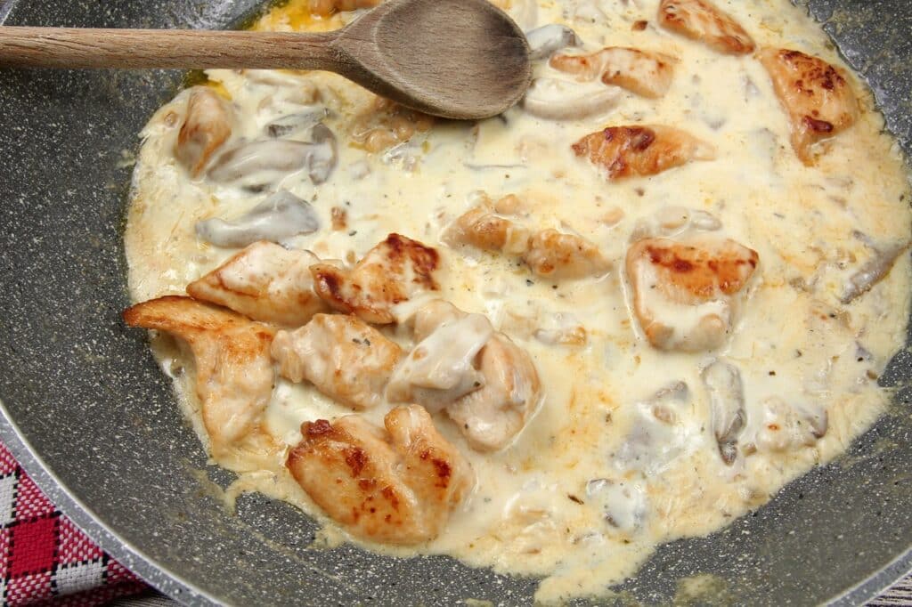 sauté de volaille 30102016 | Aux Fourneaux Filet de poulet à la normande sauce cidre et champignons