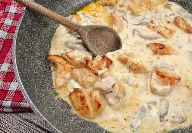 Filet de poulet à la sauce normande au cidre et champignons Filet de poulet à la sauce normande au cidre et champignons