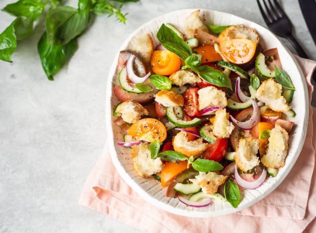 Tuscan Panzanella traditional Italian salad with tomatoes and bread basil Mediterranean healthy food | Aux Fourneaux Panzanella toscane traditionnelle recette italienne