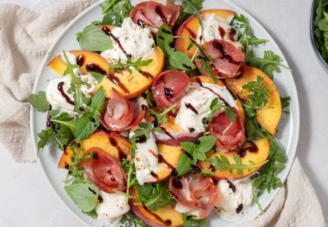 Salade pêche rôtie burrata jambon cru Salade pêche rôtie burrata jambon cru