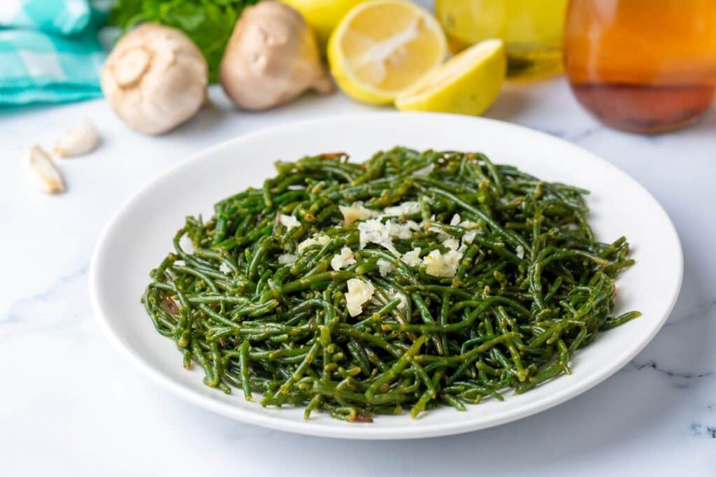 Sea beans and green meze on table Turkish name Deniz borulcesi mezesi | Aux Fourneaux recette Salicorne sautée poêlée en persillade