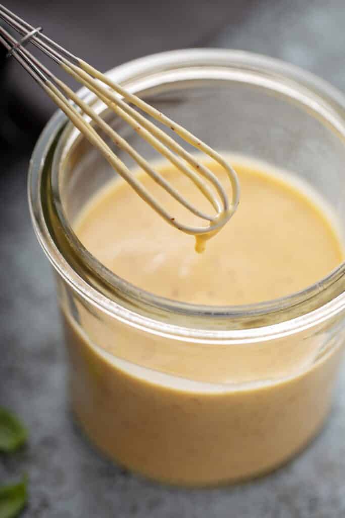 Homemade honey mustard dressing in a glass jar | Aux Fourneaux Sauce moutarde miel recette facile et rapide