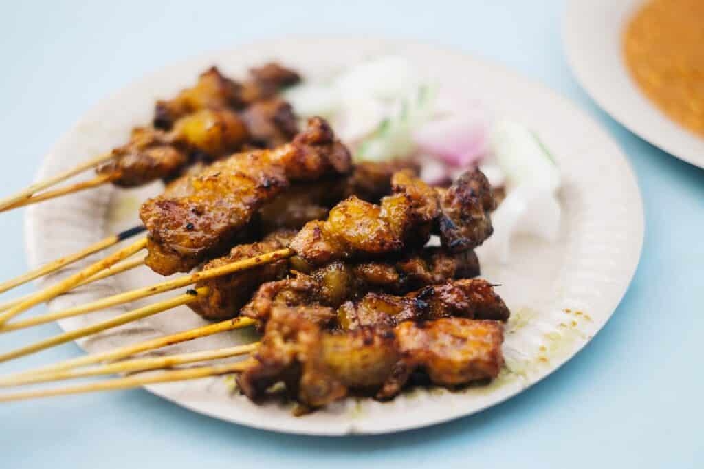 Grilled pork satay skewers in Penang Malaysia | Aux Fourneaux recette poulet sauce satay thaï traditionnelle original
