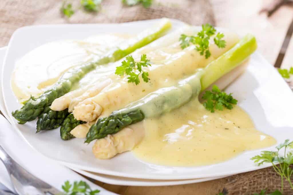 weisser und grüner Spargel mit Sauce | Aux Fourneaux Asperges sauce mousseline légère traditionnelle