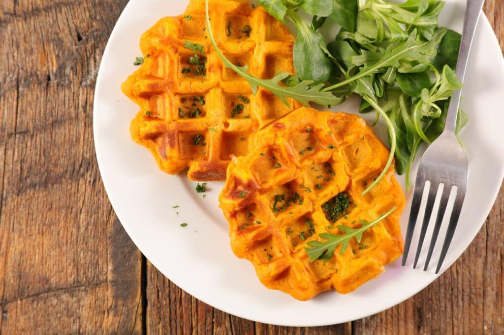 sweet potato waffle with salad | Aux Fourneaux Gaufres salées de patate douce recette facile et rapide