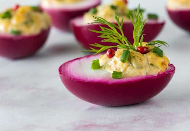 Œufs mimosa colorés naturellement pour Pâques : une entrée aussi belle qu’originale Œufs mimosa colorés naturellement pour Pâques : une entrée aussi belle qu’originale