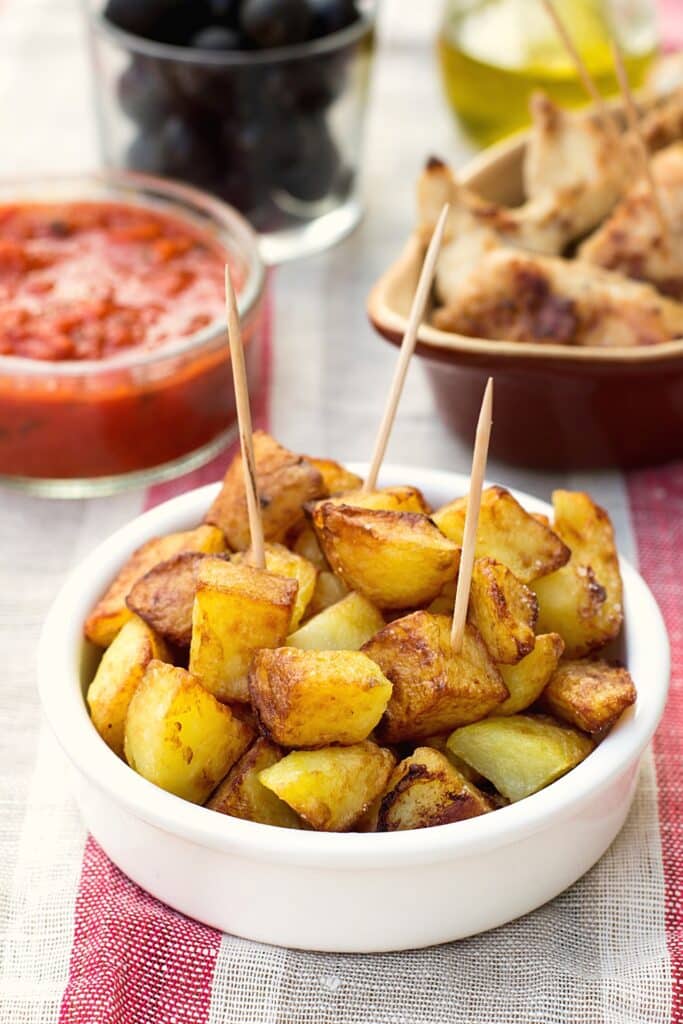 Spanish potatoes patatas bravas for tapas | Aux Fourneaux Patatas Bravas recette traditionnelle tapas espagnol