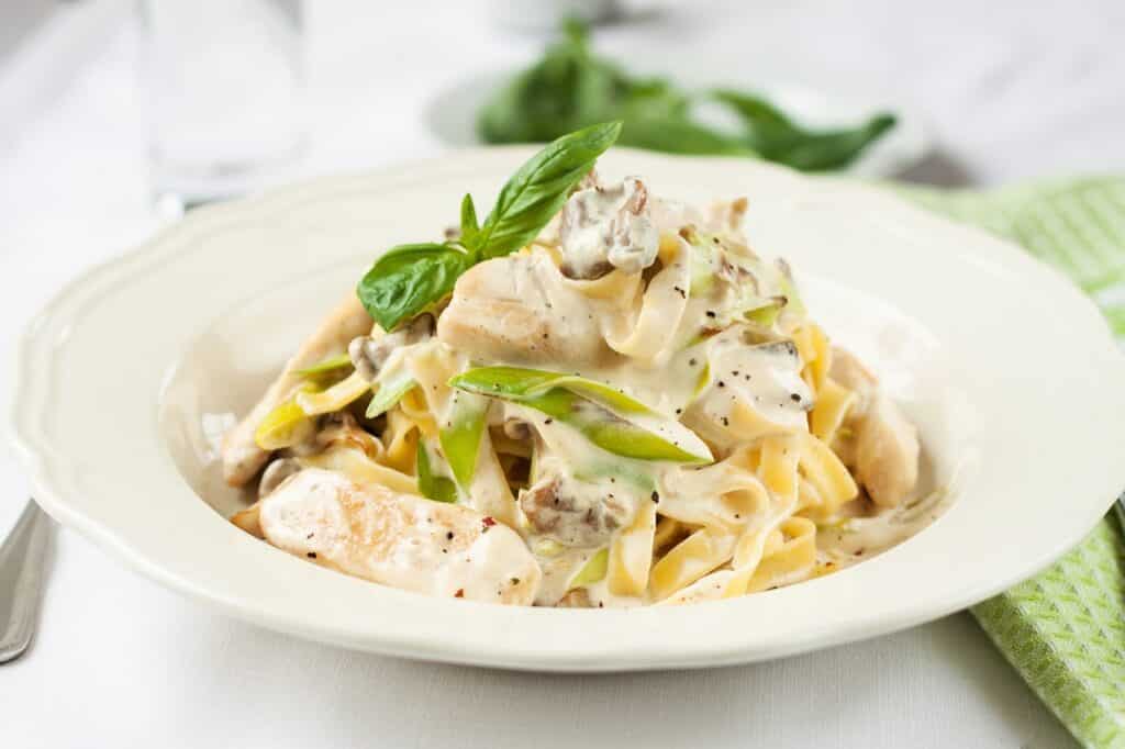 Creamy pasta with chicken and leeks | Aux Fourneaux Pâtes au poulet à la crème et parmesan prête en 20 minutes