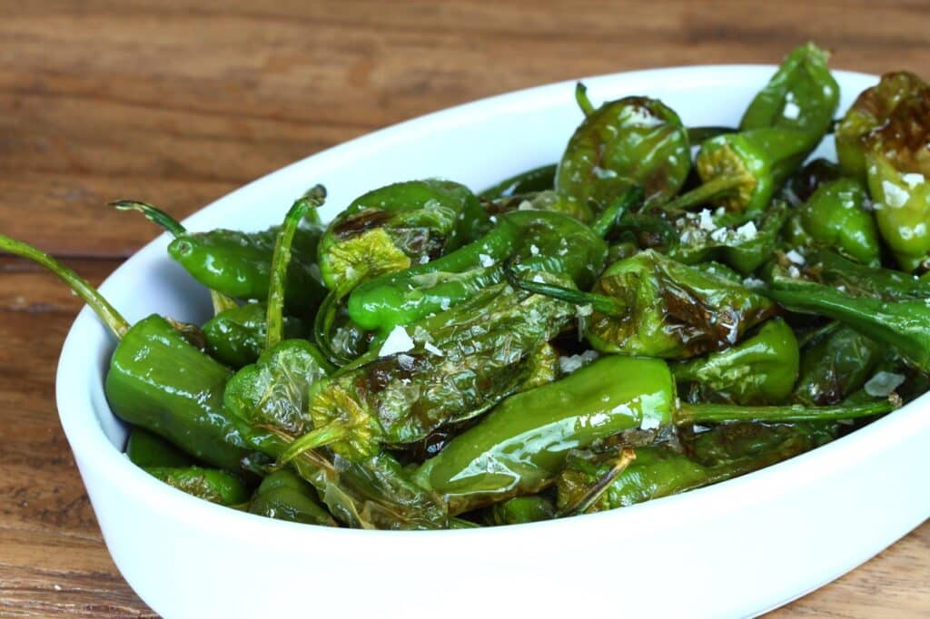 Piments de Padron sautés à l’ail et à l’huile d’olive