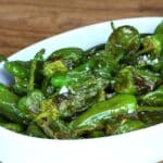 Piments de Padrón sautés à l’ail et à l’huile d’olive tapas espagnole