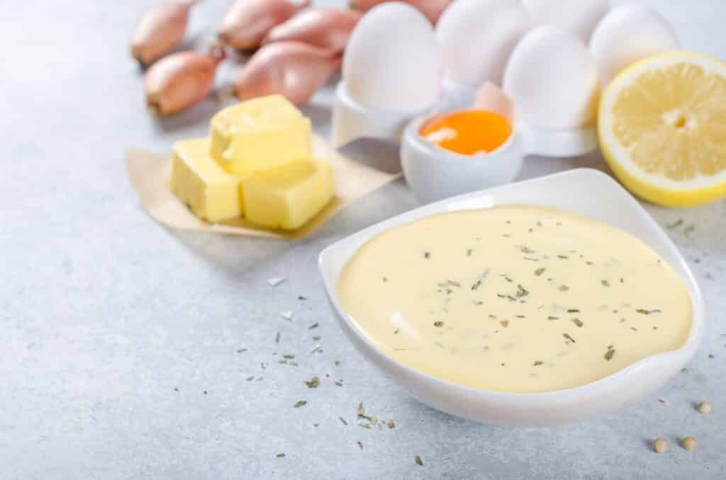 Basic french sauce bearnaise in a white bowl with ingredients b | Aux Fourneaux Sauce béarnaise maison recette apide et facile