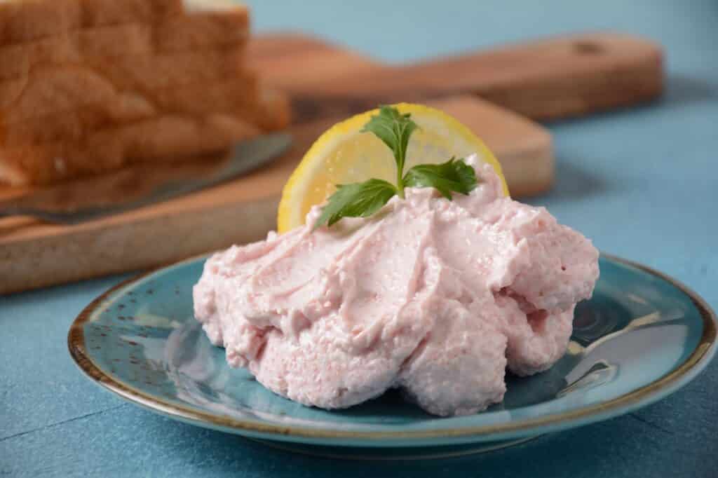 Taramosalata Greek spread Paste pate made of ground fish shrimps and caviar served with lemon Fish Egg Paste Tarama white and rose popular Israeli snack | Aux Fourneaux Tarama maison recette facile et rapide