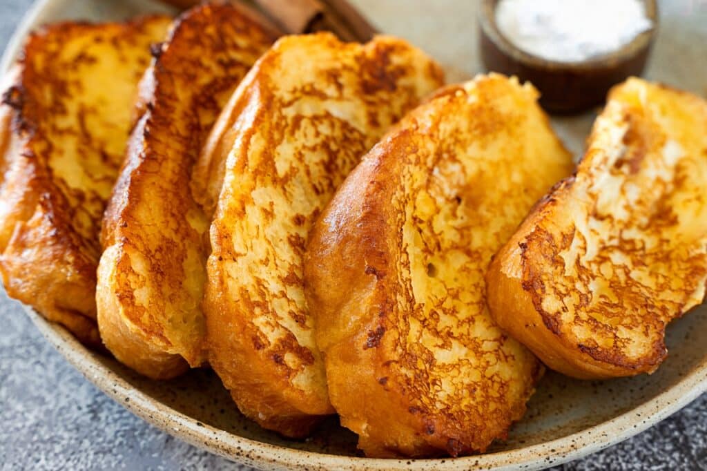 Torrijos is a Spanish traditional dessert | Aux Fourneaux Torrijas vraie recette traditionnelle du pain perdu catalan