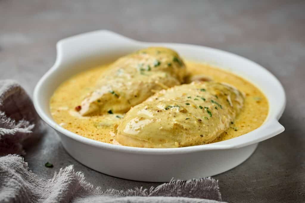 delicious chicken breast meat with creamy sauce in white bowl | Aux Fourneaux Blanc de poulet sauce mascarpone au Cookeo