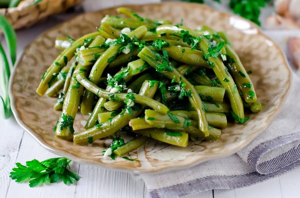 Haricots verts sautés a la poele au beurre ail et persil