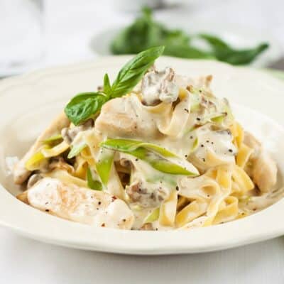 Pâtes au poulet à la crème et parmesan, recette en 20 minutes