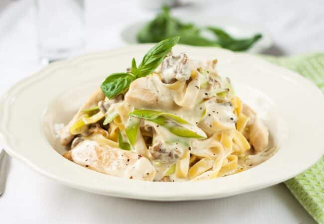 Pâtes au poulet à la crème et parmesan, recette en 20 minutes Pâtes au poulet à la crème et parmesan, recette en 20 minutes