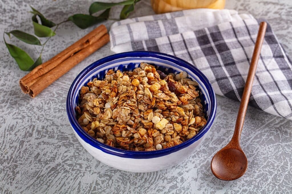 Dry Muesli granola snack with cereal nuts and berries | Aux Fourneaux recette du granola aux flocons d’avoine à faire au Air fryer