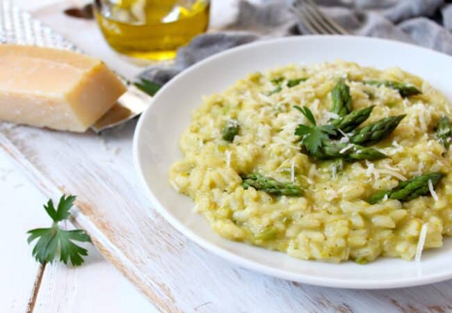 Risotto crémeux aux asperges facile et rapide : la recette italienne au parmesan Risotto crémeux aux asperges facile et rapide : la recette italienne au parmesan