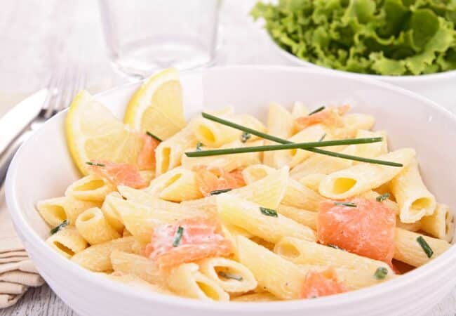 Salade de pâtes froide au saumon fumé et frais Salade de pâtes froide au saumon fumé et frais
