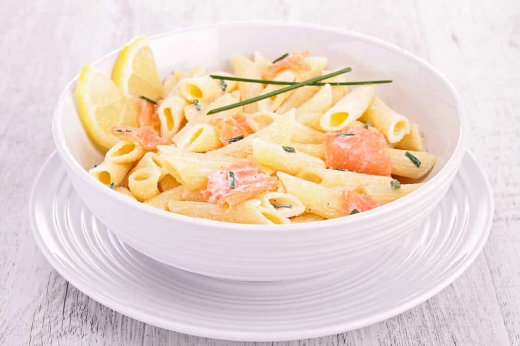 Salade de pâtes froide au saumon fumé et frais