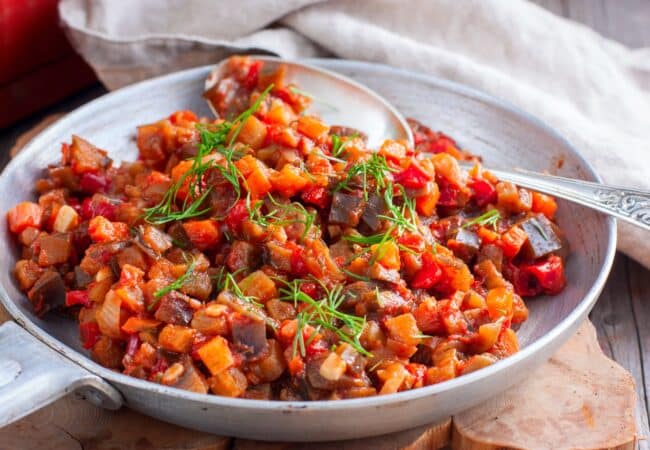 Aubergine poêlée : poivron, tomate, oignon façon ratatouille Aubergine poêlée : poivron, tomate, oignon façon ratatouille