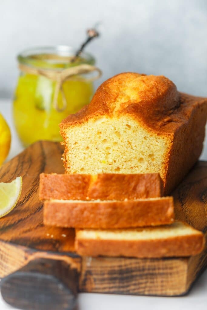 Homemade pound cake with lemon and jam Traditional treat for tea Citrus loaf cake Selective focus | Aux Fourneaux Gâteau au yaourt et citron cake ultra moelleux facile à faire