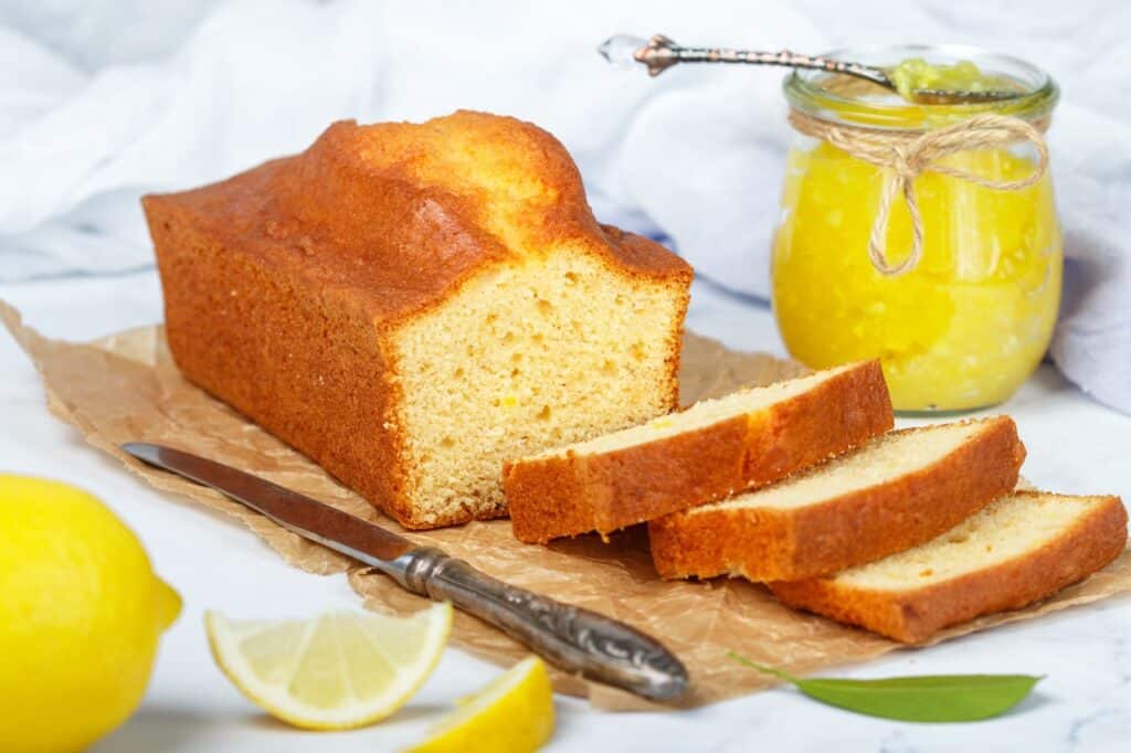 Homemade pound cake with lemon and jam Traditional treat for tea Citrus loaf cake Selective focus | Aux Fourneaux Gâteau au yaourt et citron ultra moelleux