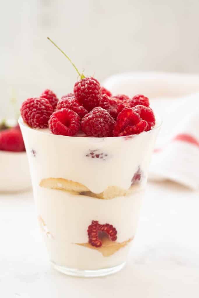 Raspberry dessert cheesecake raspberry tiramisu trifle mousse in a glass on a white background | Aux Fourneaux Mousse mascarpone yaourt dessert rapide sans cuisson