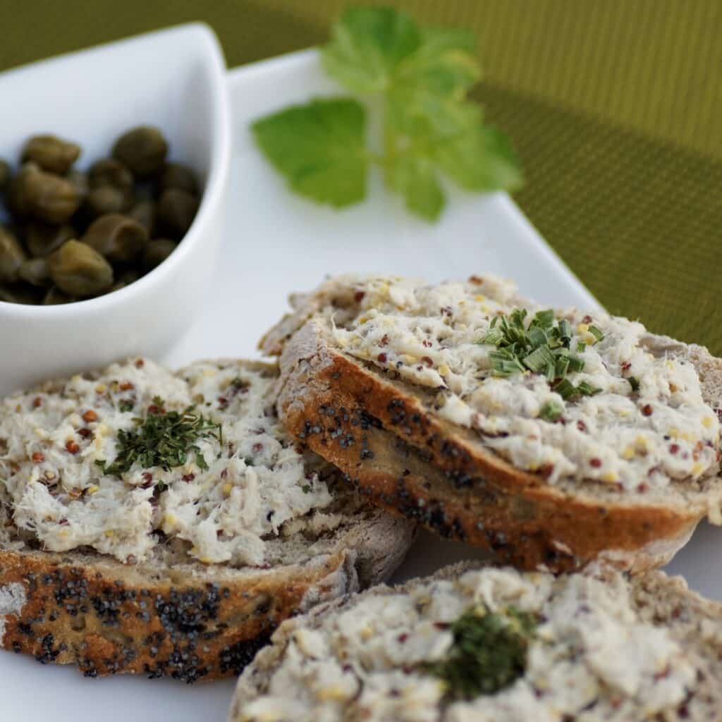 toast de rillettes de maquereau format carré 1 | Aux Fourneaux Rillettes de maquereau rapides et faciles en boîte recette maison parfaite