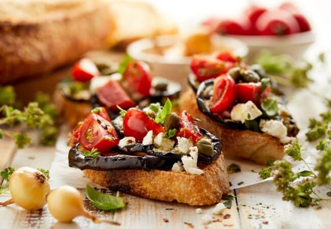 Bruschetta au four italienne aux aubergines grillées