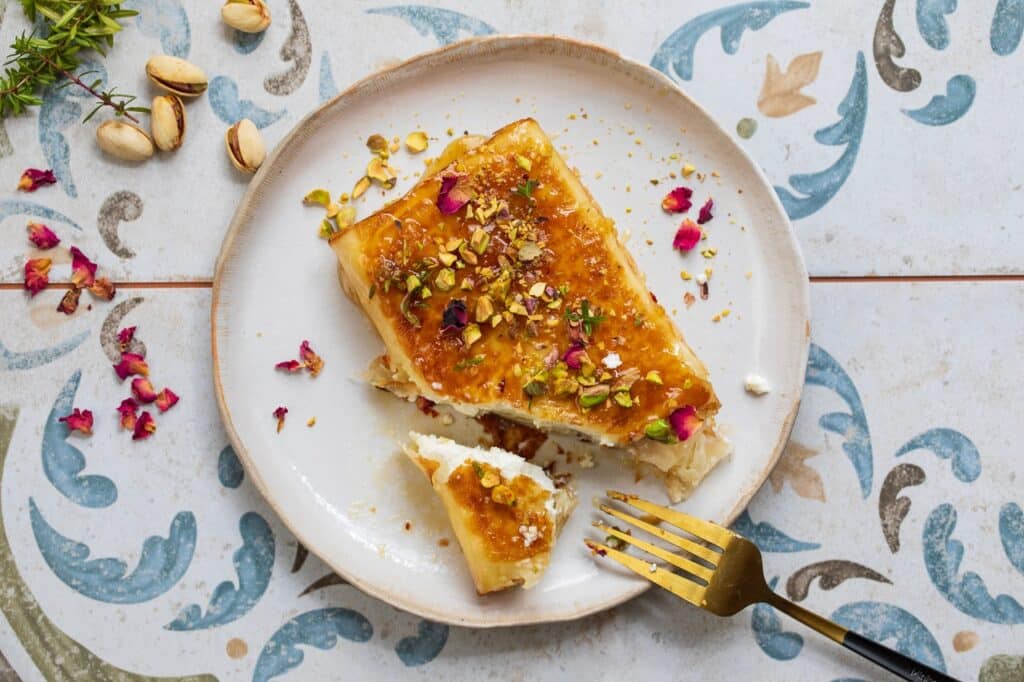 Filo pastry wrapped feta cheese with honey and pistachios | Aux Fourneaux Feuilleté feta miel sésame apéritif grec croustillant