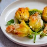 Fleurs de courgette farcies avec de la ricotta au four
