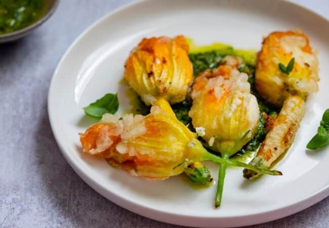 Fleurs de courgette farcies avec de la ricotta au four Fleurs de courgette farcies avec de la ricotta au four