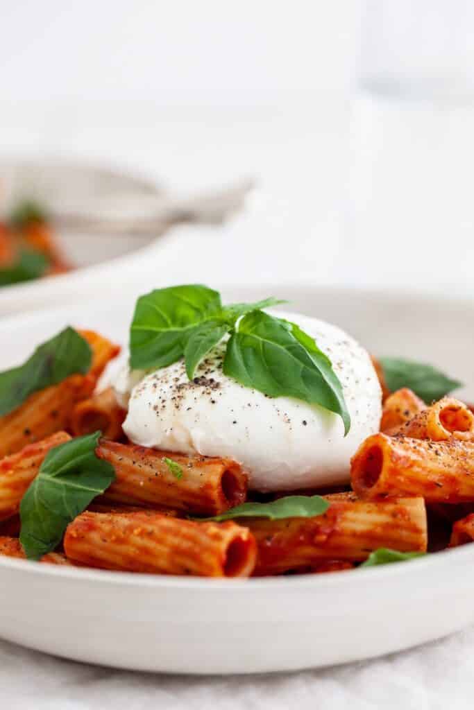 Pasta with tomato sauce and burrata | Aux Fourneaux recette Pâtes au pesto rosso et burrata