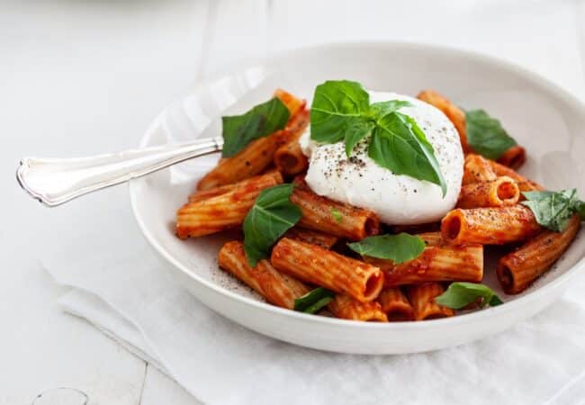 Pâtes rigatoni au pesto rosso et burrata Pâtes rigatoni au pesto rosso et burrata