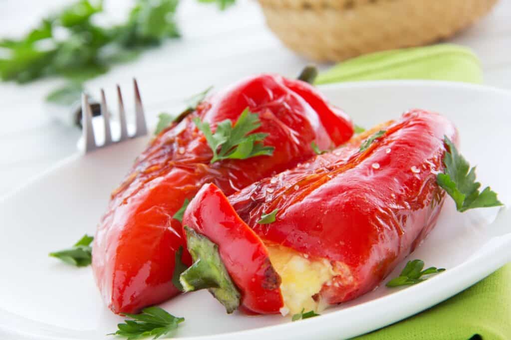 Roasted peppers stuffed with feta cheese selective focus | Aux Fourneaux Poivrons farcis à la grecque à la feta au four recette traditionnelle
