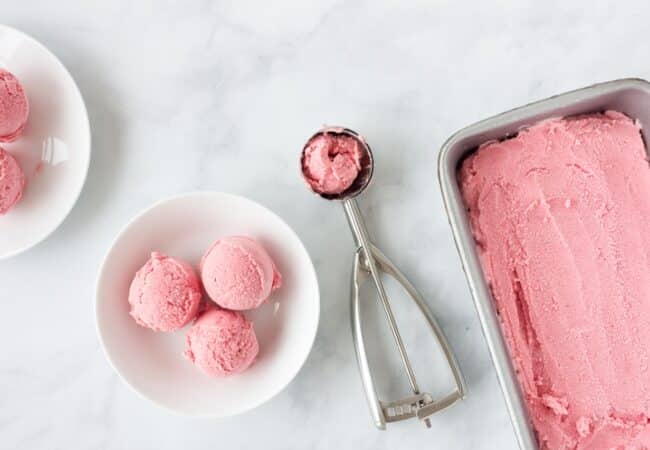 Glace à la framboise sans sorbetière, recette maison onctueuse et facile Glace à la framboise sans sorbetière, recette maison onctueuse et facile