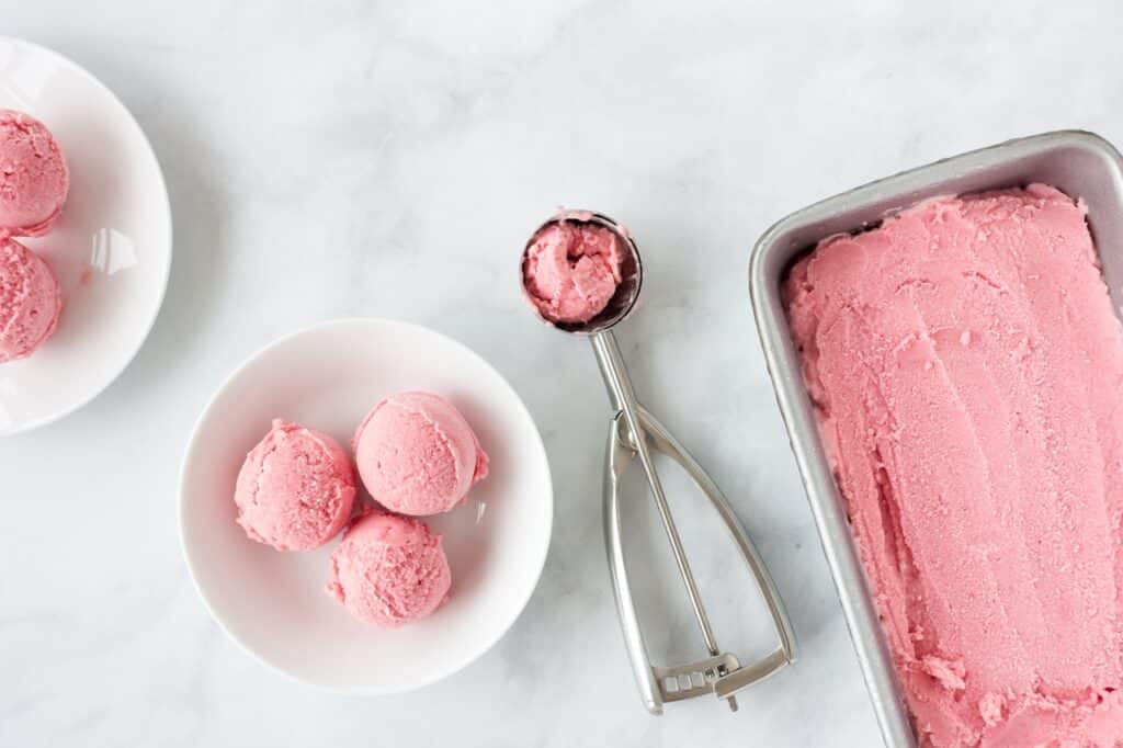Homemade Pink Forced Rhubarb Ice Cream | Aux Fourneaux recette glace a la framboise sans sorbetière