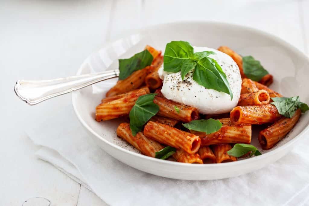 Pasta with tomato sauce and burrata | Aux Fourneaux rigatoni au pesto rosso et burrata