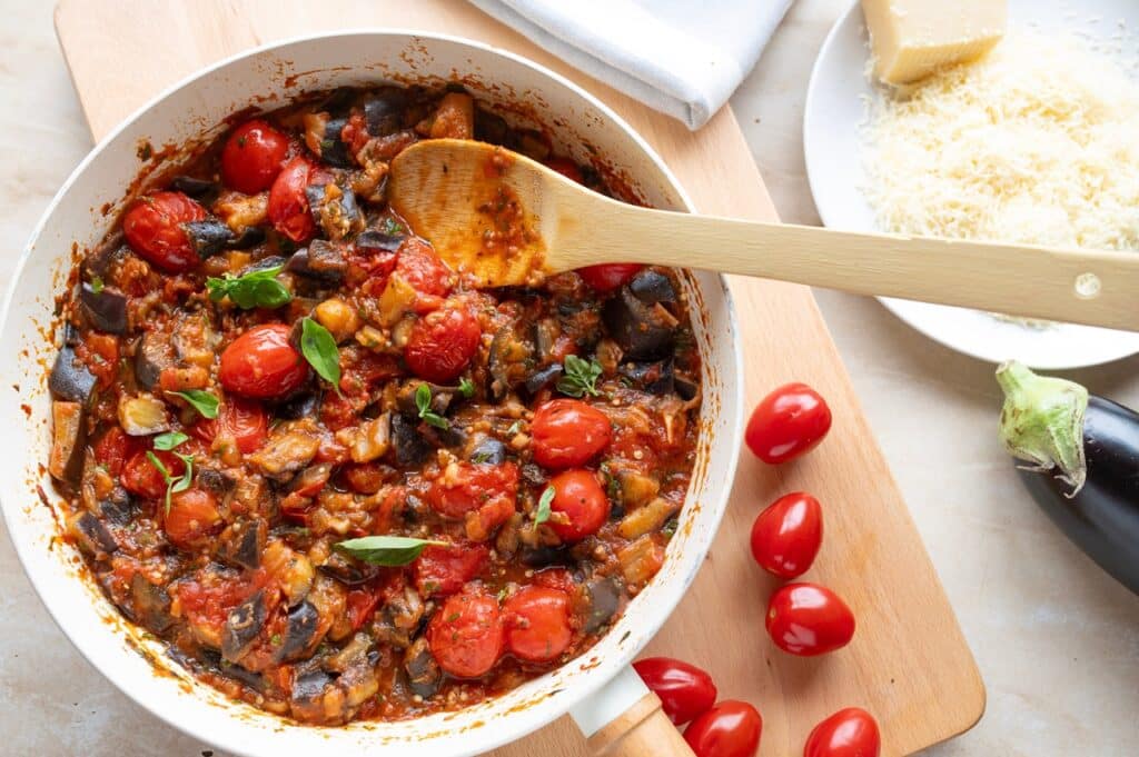 Eggplant tomato ratatouille in a skillet fresh and homemade cooked Healthy summer food | Aux Fourneaux vrai recette caponata traditionnelle sicilienne de grand-mère