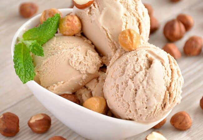 Crème glacée à la noisette avec sorbetière, recette ultra facile Crème glacée à la noisette avec sorbetière, recette ultra facile