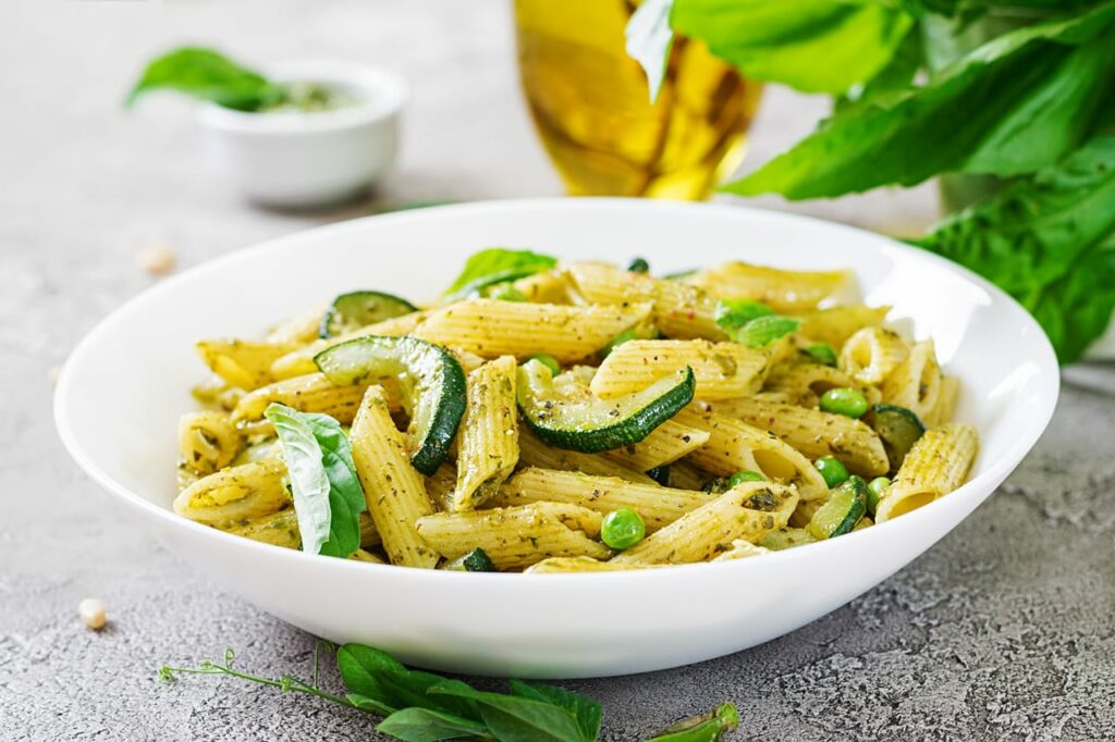 Penne pasta with pesto sauce zucchini green peas and basil Italian food | Aux Fourneaux les 7 recettes du menu de la semaine aux fourneaux