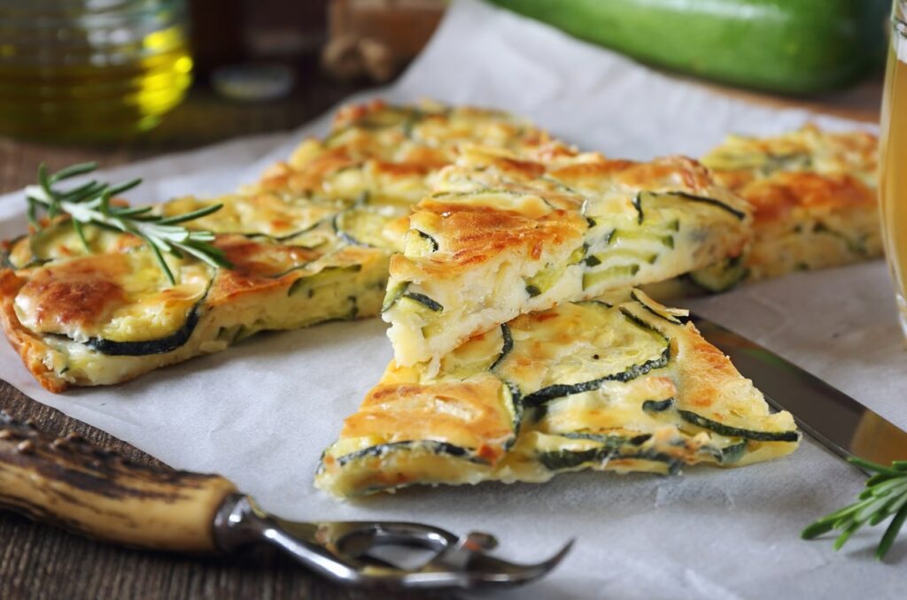 Scarpaccia Italian food Thin zucchini pie and mug of light beer | Aux Fourneaux Menu hebdomadaire équilibré avec les recettes de Aux Fourneaux