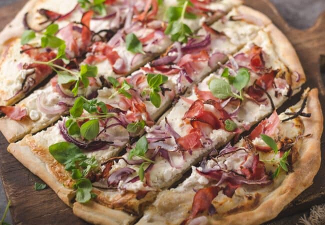 Pizza blanche au jambon cru et mozzarella, la meilleure recette italienne Pizza blanche au jambon cru et mozzarella, la meilleure recette italienne