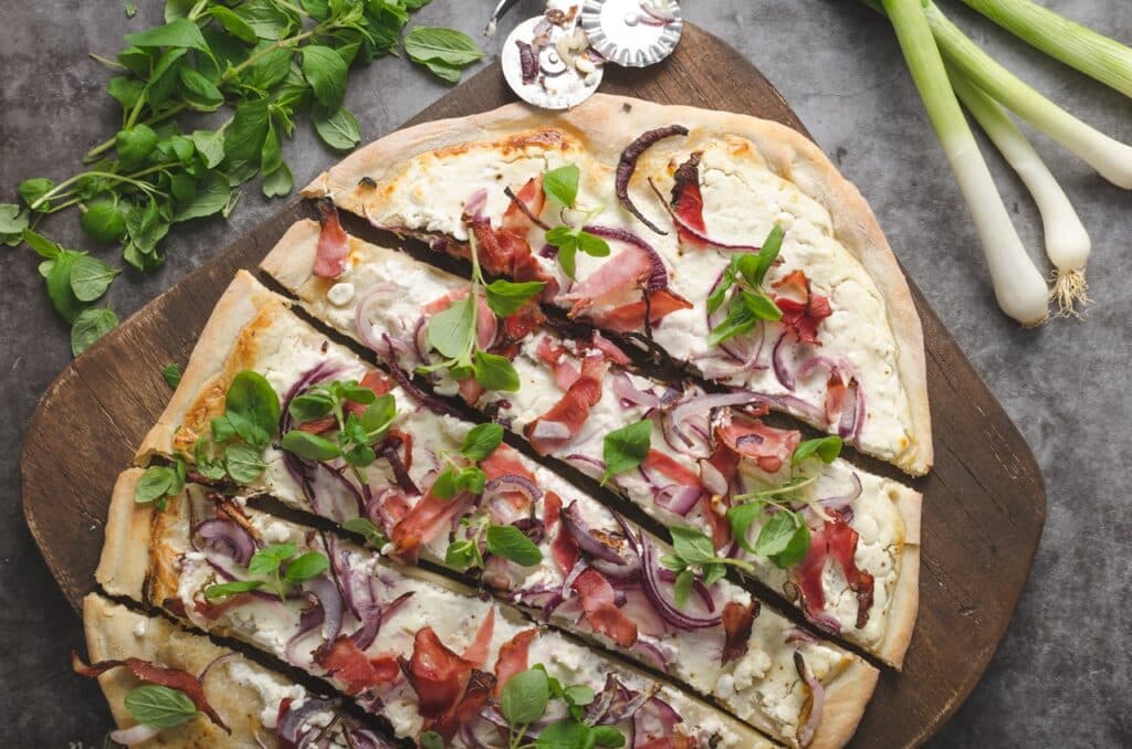 Onion vegetable pie with herbs | Aux Fourneaux Pizza blanche au jambon cru et mozzarella