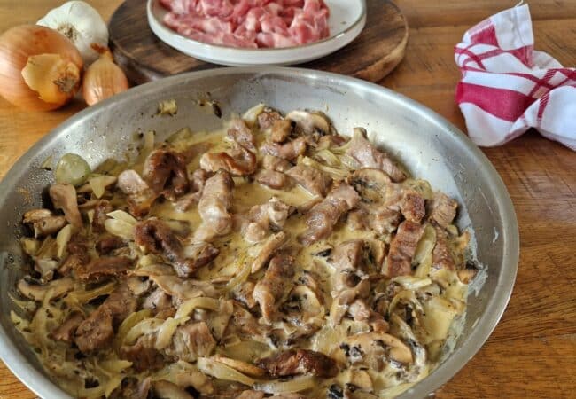 Sauté de porc Label Rouge aux oignons et champignons Sauté de porc Label Rouge aux oignons et champignons