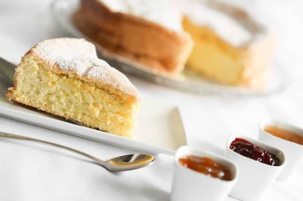 gâteau de Savoie nature et confitures 1 | Aux Fourneaux recette traditionnelle du gateau de savoie